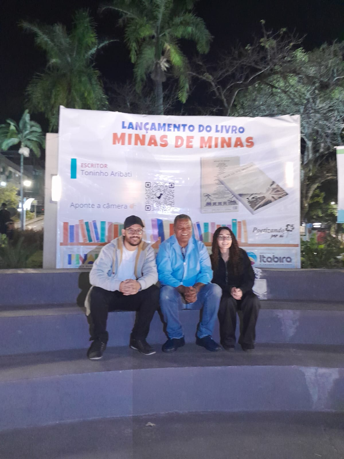 Lançamento do livro Minas de Minas praça Acrisio